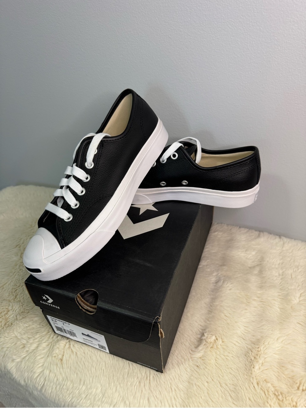 New in Box 🐼 Leather Converse Sneakers